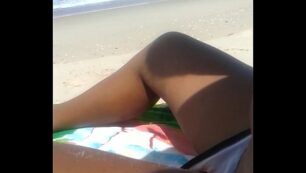 dedando bucetinha da namorada na praia2